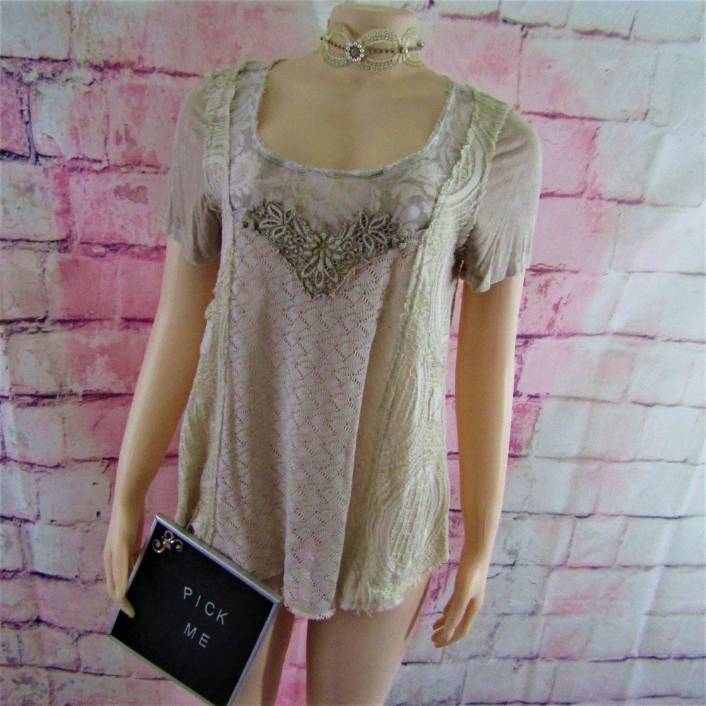 Gimmicks By Bke Boho Key hole Back Shirt L